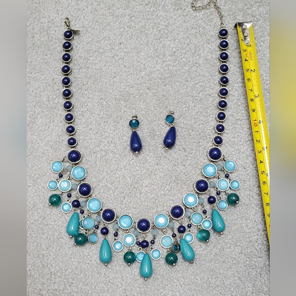 Vintage turquoise green blue necklace and earrings set. Costume Jewelry.